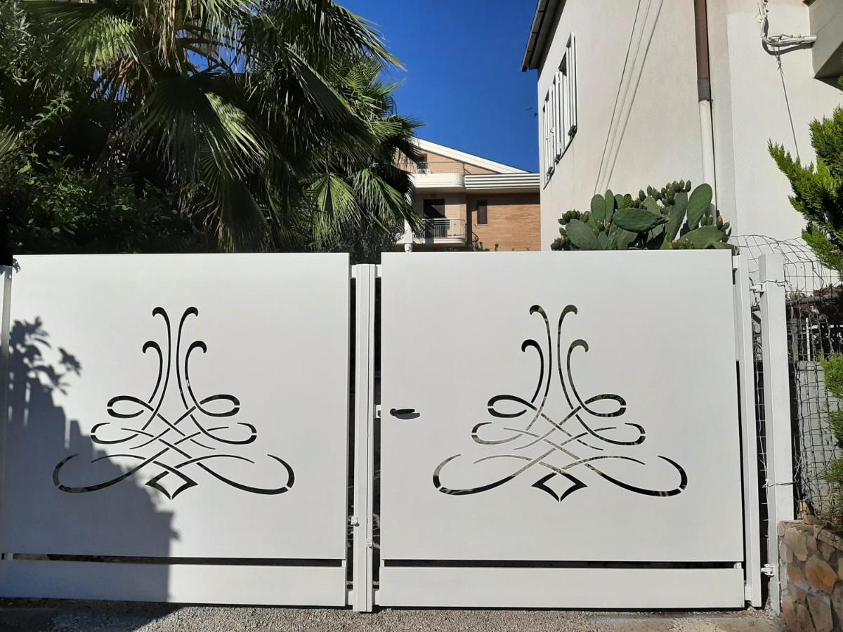 Viola Di Mare Rooms And Parking 泰尔莫利 外观 照片