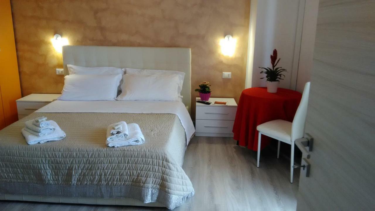 Viola Di Mare Rooms And Parking 泰尔莫利 外观 照片